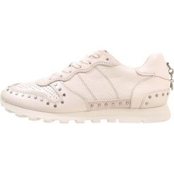 Trampki damskie slip on: Coach RUNNER WITH RIVETS AND SIGNATURE Tenisówki i Trampki chalk