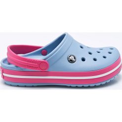 Crocs - Klapki. Niebieskie klapki damskie marki Crocs, bez wzorów, z materiału, bez obcasa. W wyprzedaży za 179,90 zł.