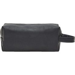 Kosmetyczka z uchwytem z boku. Czarne kosmetyczki męskie Pull&Bear, bez wzorów. Za 59,90 zł.