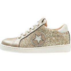 Bisgaard SHOE WITH LACES Tenisówki i Trampki gold glitter. Żółte trampki chłopięce marki Bisgaard, z materiału. W wyprzedaży za 359,10 zł.