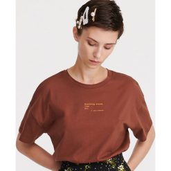 T-shirt z cytatem - Brązowy. Pomarańczowe t-shirty damskie Reserved, s, bez wzorów, bez kołnierzyka. Za 29,99 zł.