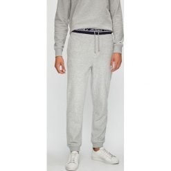 Tommy Jeans - Spodnie. Niebieskie spodnie męskie Tommy Jeans, na co dzień, s, bez wzorów, z bawełny, casualowe. W wyprzedaży za 279,90 zł.