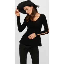 Guess Jeans - Sweter. Czarne swetry damskie Guess Jeans, s, z aplikacjami, z poliesteru, z krótkim rękawem, krótkie, bez kaptura. W wyprzedaży za 269,90 zł.