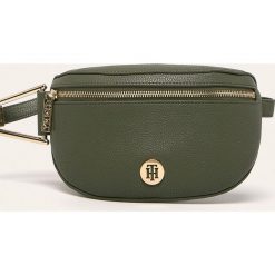 Tommy Hilfiger - Nerka. Zielone nerki damskie TOMMY HILFIGER, w paski, ze skóry ekologicznej, małe, bez dodatków. W wyprzedaży za 319,90 zł.