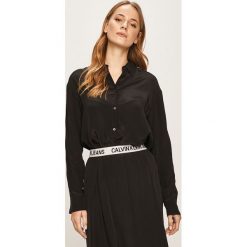 Calvin Klein Jeans - Koszula. Białe bluzki damskie Calvin Klein Jeans, s, bez wzorów, z wiskozy, eleganckie, z klasycznym kołnierzykiem, z długim rękawem. W wyprzedaży za 359,90 zł.