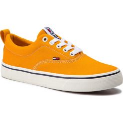 Tenisówki TOMMY JEANS - Classic Tommy Jeans Sneaker EN0EN00540 Radiant Yellow 726. Pomarańczowe półbuty damskie Tommy Jeans, bez wzorów, z jeansu, bez obcasa, na płaskiej podeszwie, bez zapięcia. Za 299,00 zł.