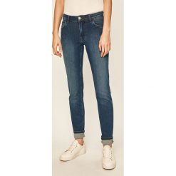 Mustang - Jeansy Sissy. Niebieskie jeansy damskie Mustang. W wyprzedaży za 239,90 zł.