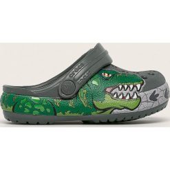 Crocs - Klapki dziecięce. Szare sandały chłopięce Crocs, z gumy, z okrągłym noskiem, bez zapięcia. W wyprzedaży za 179,90 zł.