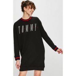 Tommy Jeans - Sukienka. Czarne sukienki damskie dzianinowe marki Tommy Jeans, na co dzień, s, z nadrukiem, casualowe, z okrągłym kołnierzem, mini, proste. Za 499,90 zł.