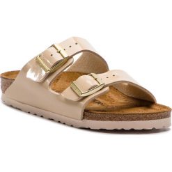 Klapki BIRKENSTOCK - Arizona Bs 1013070 Sand. Brązowe klapki damskie Birkenstock, bez wzorów, ze skóry ekologicznej, bez obcasa. W wyprzedaży za 229,00 zł.