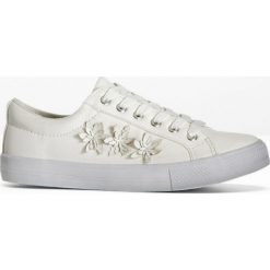 Sneakersy bonprix biały. Białe buty sportowe damskie bonprix. Za 79,99 zł.