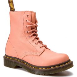 Glany DR. MARTENS - 1460 Pascal Virginia 24482672 Salmon Pink. Różowe glany damskie Dr. Martens, ze skóry, bez obcasa, bez zapięcia. W wyprzedaży za 449,00 zł.