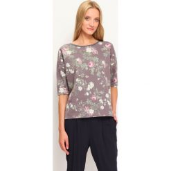 BLUZA NIEROZPINANA DAMSKA W KWIATY. Szare bluzy damskie Top Secret, w kwiaty, z dzianiny, bez rękawów, bez kaptura. W wyprzedaży za 49,99 zł.