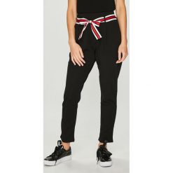 Answear - Spodnie. Czerwone spodnie damskie ANSWEAR, s, bez wzorów, z elastanu, casualowe. W wyprzedaży za 49,90 zł.