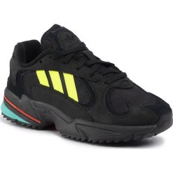 Buty adidas - Yung-1 Trail EE5321 Cblack/Syello/Hiraqu. Czarne półbuty męskie Adidas, na co dzień, bez wzorów, ze skóry, bez zapięcia. W wyprzedaży za 309,00 zł.