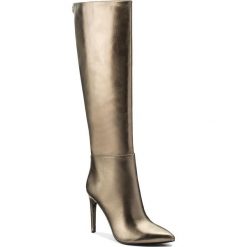 Kozaki GUESS - Lilla2 FLLI24 LEL11 BRONZ. Żółte buty zimowe damskie Guess, z materiału, przed kolano, na wysokim obcasie, na obcasie. W wyprzedaży za 519,00 zł.