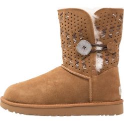 Buty zimowe damskie: UGG BAILEY BUTTON TEHUANO Botki che