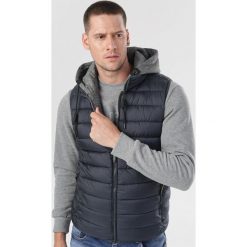 Granatowa Kamizelka Isirlyn. Niebieskie kurtki męskie Born2be, xl, bez wzorów. Za 119,99 zł.