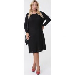 Czarna Sukienka Cali. Czarne sukienki damskie Born2be, na wiosnę, xl, bez wzorów, z dzianiny, z okrągłym kołnierzem, bez rękawów, długie, oversize. Za 99,99 zł.