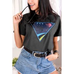 T-shirt damski SPACE. Czarne bluzki damskie IVET, z nadrukiem, bez kołnierzyka. W wyprzedaży za 19,00 zł.