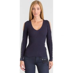 GRANATOWY SWETER ANNIE GUESS. Niebieskie swetry damskie Guess, s, z aplikacjami, z długim rękawem, długie, bez kaptura. Za 199,50 zł.