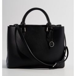 Torba City Bag z zawieszką - Czarny. Czarne torebki klasyczne damskie marki Mohito. W wyprzedaży za 59,99 zł.