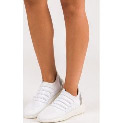 ANASTASIA tekstylne wsuwane obuwie sportowe białe. Białe buty sportowe damskie marki KYLIE, bez wzorów, bez zapięcia. Za 89,90 zł.