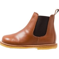 Buty zimowe damskie: ANGULUS STARTER CHELSEA BOOT WITH ELASTIC AND ZIPPER Botki cognac/brown