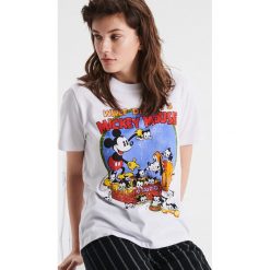 Koszulka Mickey Mouse - Biały. Białe koszulki damskie marki Cropp, s, z motywem z bajki, bez kołnierzyka, bez rękawów. Za 49,99 zł.