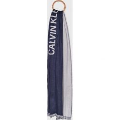 Calvin Klein Jeans - Szal. Niebieskie szaliki damskie Calvin Klein Jeans, bez wzorów, z wiskozy. W wyprzedaży za 199,90 zł.