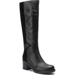 Kozaki LASOCKI SM-7600. Czarne kozaki damskie Lasocki, ze skóry, bez obcasa, bez zapięcia. Za 429,99 zł.