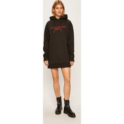 Tommy Hilfiger - Sukienka. Czarne sukienki damskie TOMMY HILFIGER, na co dzień, s, z aplikacjami, z bawełny, casualowe, z okrągłym kołnierzem, z długim rękawem, długie, mini, proste. W wyprzedaży za 429,90 zł.