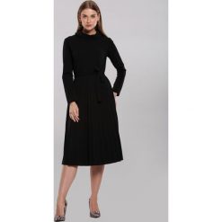 Czarna Sukienka Arvada. Czarne sukienki damskie other, s, bez wzorów, bez kołnierzyka, bez rękawów, midi. Za 89,99 zł.