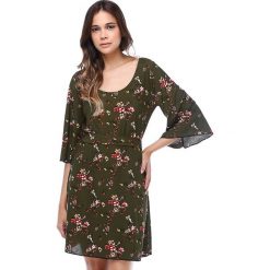 Sukienka w kolorze khaki ze wzorem. Brązowe sukienki damskie Donna Rossa, na co dzień, bez wzorów, z okrągłym kołnierzem, bez rękawów, midi, proste. W wyprzedaży za 129,95 zł.
