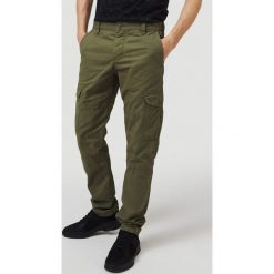 O'Neill Spodnie Zielony. Zielone spodnie męskie O'Neill, bez wzorów, z bawełny. Za 395,95 zł.
