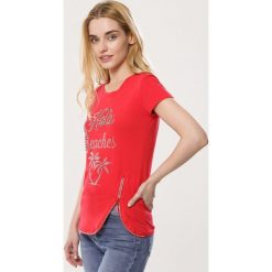 Czerwony T-shirt Win Bet. Czerwone t-shirty damskie Born2be, s, z aplikacjami, z dzianiny, z okrągłym kołnierzem. Za 39,99 zł.