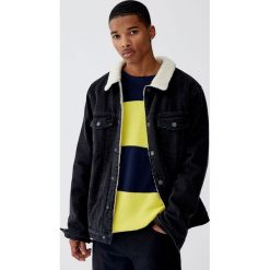 Dzianinowy sweter w szerokie paski z fakturą. Żółte swetry klasyczne męskie Pull&Bear, m, w paski, z dzianiny. Za 99,90 zł.