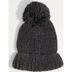 Czapka z pomponem - Szary. Szare czapki damskie Mohito. Za 39,99 zł.