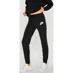 Nike Sportswear - Spodnie. Czarne spodnie sportowe damskie marki Nike Sportswear, s, z bawełny. Za 219,90 zł.