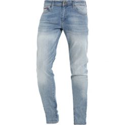 Tommy Jeans SIMON Jeans Skinny Fit springfield light blue stretch. Niebieskie jeansy męskie relaxed fit marki Tommy Jeans. W wyprzedaży za 359,20 zł.