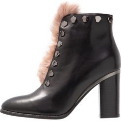 Pepen Sole Botki na obcasie black/taupe. Czarne botki damskie na obcasie marki Pepen Sole, z materiału. Za 499,00 zł.