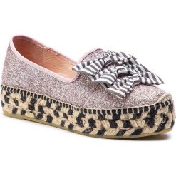 Espadryle ESPADRILLES - Enea 23194-38220-1 Aruka/Rosa. Różowe espadryle damskie Espadrilles, bez wzorów, z tworzywa sztucznego, bez obcasa, na płaskiej podeszwie. W wyprzedaży za 309,00 zł.