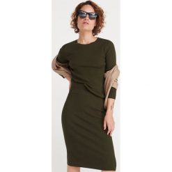 Sweter z prazkowanej dzianiny - Khaki. Brązowe swetry damskie Reserved, s, bez wzorów, z dzianiny, bez rękawów, bez kaptura. W wyprzedaży za 39,99 zł.