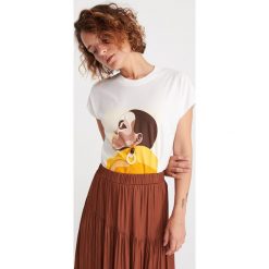 T-shirt z aplikacją i nadrukiem - Kremowy. Białe t-shirty damskie Reserved, s, z nadrukiem, bez kołnierzyka. W wyprzedaży za 19,99 zł.