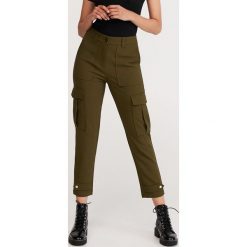 Spodnie cargo - Khaki. Brązowe spodnie damskie Reserved. W wyprzedaży za 59,99 zł.