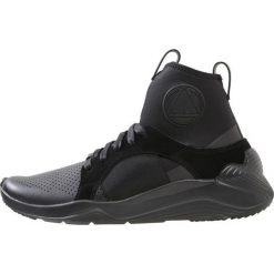 McQ Alexander McQueen GISHIKI Sneakersy wysokie black. Czarne sneakersy męskie marki McQ Alexander McQueen, bez wzorów, ze skóry, bez zapięcia. W wyprzedaży za 670,45 zł.