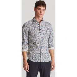 Wzorzysta koszula slim fit - Kremowy. Białe koszule męskie Reserved, s, bez wzorów, bez kołnierzyka, bez rękawów. Za 119,99 zł.