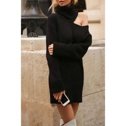 Sweter damski MIGZA. Czarne bluzy damskie Sweter damski MIGZA, uniwersalny, bez wzorów, z długim rękawem, długie, bez kaptura. W wyprzedaży za 69,00 zł.