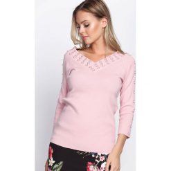 Różowy Sweter Entertained. Szare swetry klasyczne damskie marki Reserved, l, z dekoltem w serek. Za 59,99 zł.