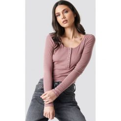 NA-KD Top w prążki Henley - Pink. Różowe topy damskie NA-KD, bez wzorów, z okrągłym kołnierzem. Za 100,95 zł.